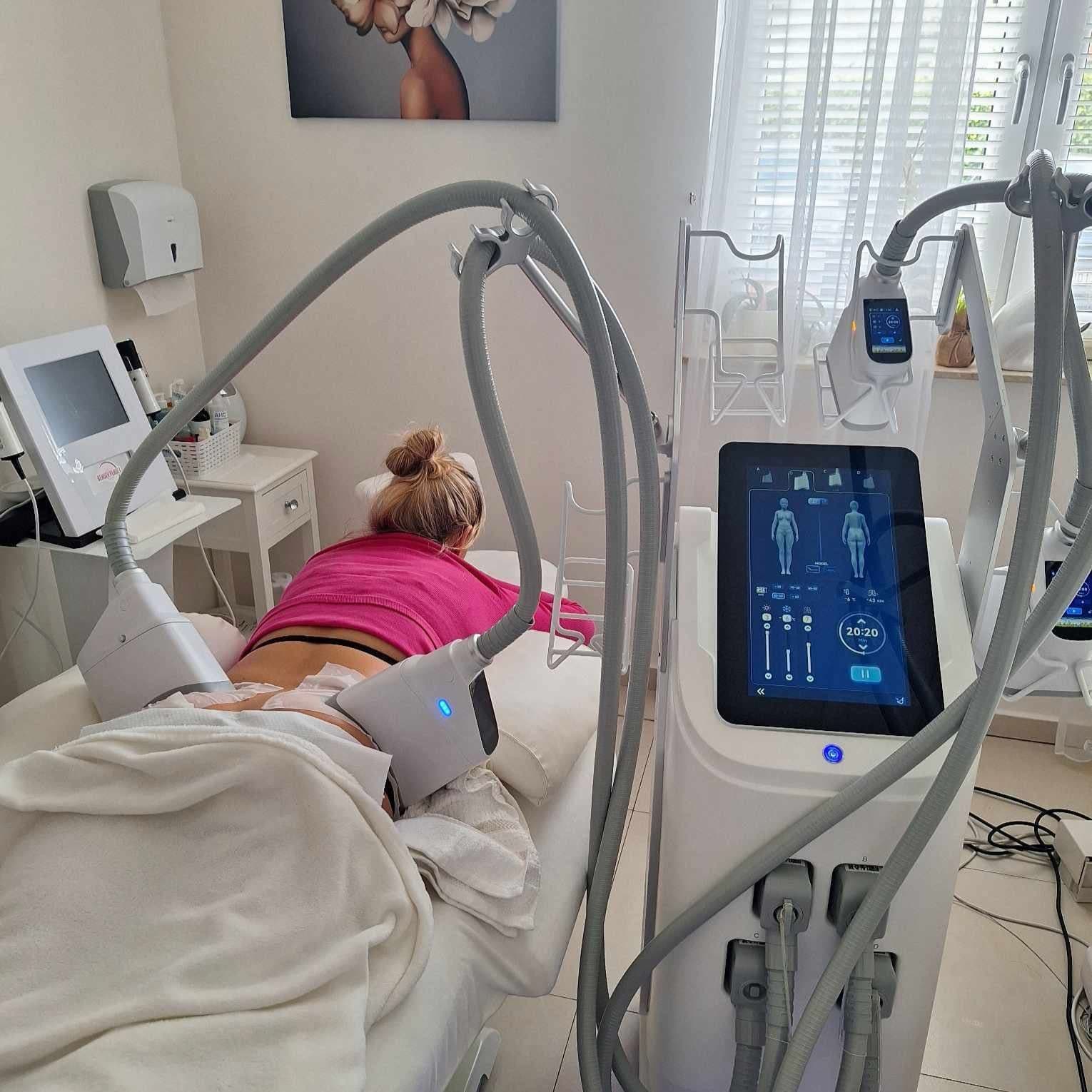Pacjentka podczas zabiegu kriolipolizy CryoCell